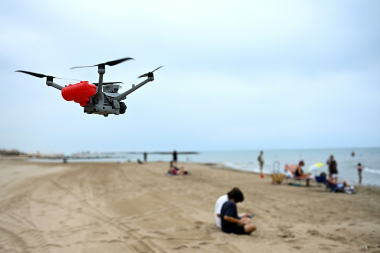 Un drone de la société Instadrone survole la zone lors d'une opération de test visant à appuyer la surveillance des plages et à prévenir les noyades dans la station balnéaire de Valras-Plage, dans le sud de la France, le 31 juillet 2026 ( AFP / Gabriel BOUYS )