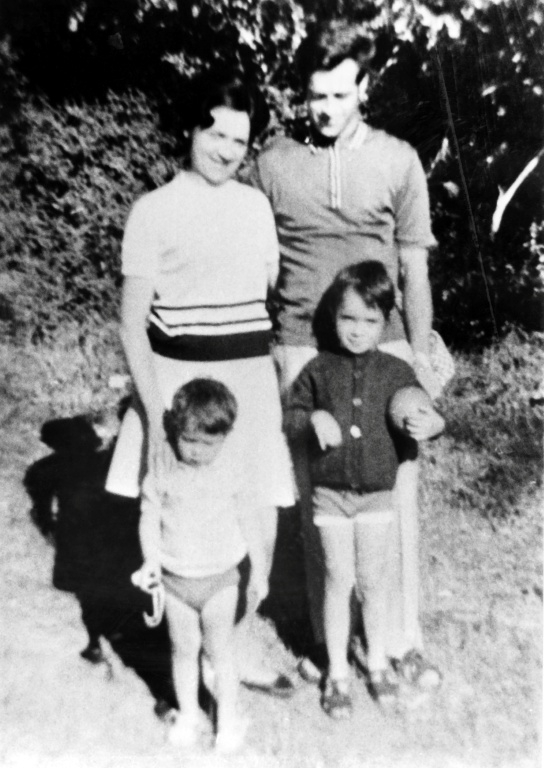 Photo de la famille Méchinaud, prise dans les années 1070 dans un lieu non précisé ( AFP / - )