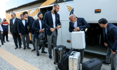 L'équipe de football d'Iran arrive à l'aéroport d'Antalya, en Turquie, pour embarquer à destination du Mexique, le 6 juin 2026 ( AFP / ONER SAN )