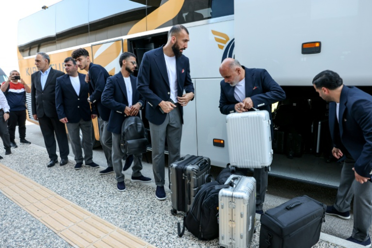 L'équipe de football d'Iran arrive à l'aéroport d'Antalya, en Turquie, pour embarquer à destination du Mexique, le 6 juin 2026 ( AFP / ONER SAN )