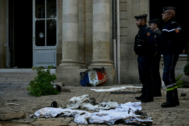 Des gendarmes dans la cour de l’hôtel de Nesmond, résidence préfectorale vandalisée la veille lors d'une manifestation contre la vie chère, le 18 octobre 2026 à Bordeaux, en Gironde ( AFP / Philippe LOPEZ )