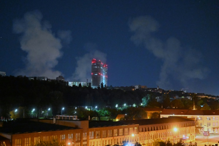 De la fumée s'élève après des frappes de missiles lancés par la Russie, à Kiev, en Ukraine, le 19 août 2026 ( AFP / Sergei SUPINSKY )