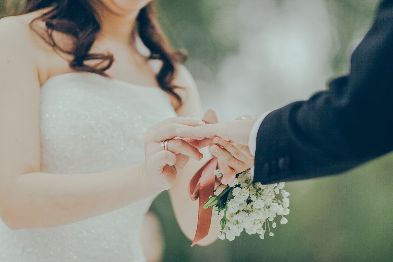 Les inégalités entre hommes et femmes se creusent au cours des années de mariage (Crédits photo : Unsplash - Jeremy Wong Weddings )