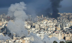 Des panaches de fumée à Beyrouth au Liban après des frappes aériennes israéliennes le 3 mars 2026 ( AFP / IBRAHIM AMRO )