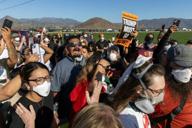 Des manifestants protestent contre une descente de la police de l'immigration à Camarillo, en Californie, le 10 juillet 2025 ( AFP / BLAKE FAGAN )