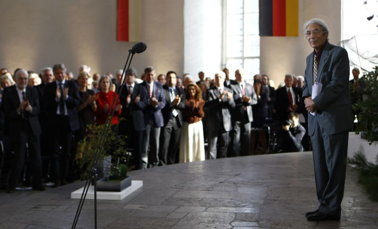 L'écrivain algérien Boualem Sansal reçoit une ovation debout après avoir remporté le Prix de la Paix de l'association des libraires allemands