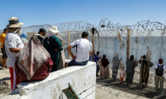 Des proches de migrants ayant traversé illégalement la frontière entre le Maroc et l'enclave espagnole de Ceuta attendent de leurs nouvelles, dans la ville marocaine de Fnideq le 2 août 2026 ( AFP / Abdel Majid BZIOUAT )