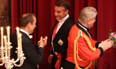 Le ministre français des Armées, Sébastien Lecornu (g), s'entretient avec le président français Emmanuel Macron (c) lors d'un banquet d'Etat au Guildhall de Londres, le 9 juillet 2025, au deuxième jour d'une visite d'Etat de trois jours en Grande-Bretagne ( POOL / Ludovic MARIN )
