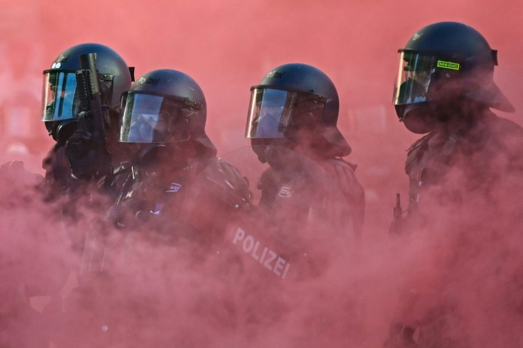 Policiers anti-émeute lors d'une manifestation "No G7" à Genève, le 14 juin 2026 ( AFP / Fabrice COFFRINI )