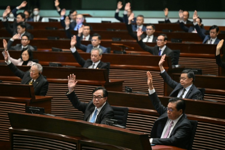 (Photo archives) Les parlementaires du Conseil législatif de Hong Kong votent l'article 23 de la loi sur la sécurité nationale, le 19 mars 2024 à Hong Kong ( AFP / Peter PARKS )