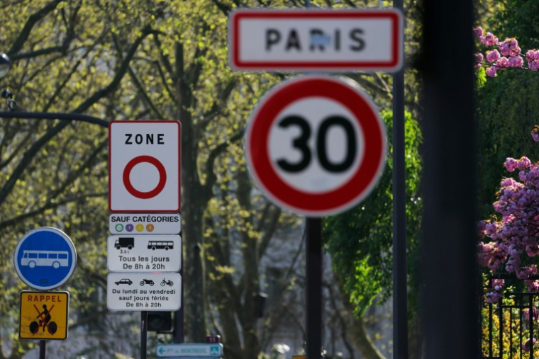 Un panneau indiquant une zone à faibles émissions (ZFE), le 5 avril 2025 à Paris ( AFP / Thomas SAMSON )