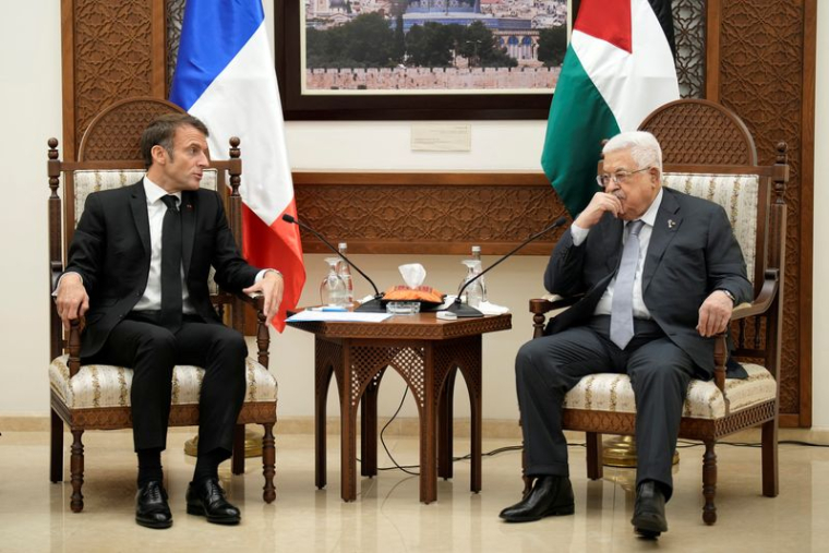 Le président français Macron rencontre le président palestinien Abbas à Ramallah