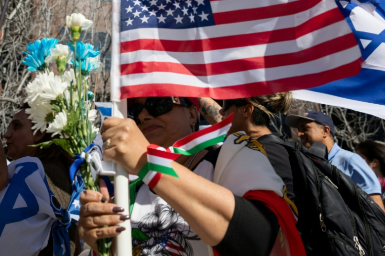 Simin Goodarzi lors d'une manifestation à Los Angeles, le 5 mars 2026 ( AFP / Patrick T. Fallon )