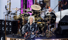 Brian May du groupe Queen joue de la guitare