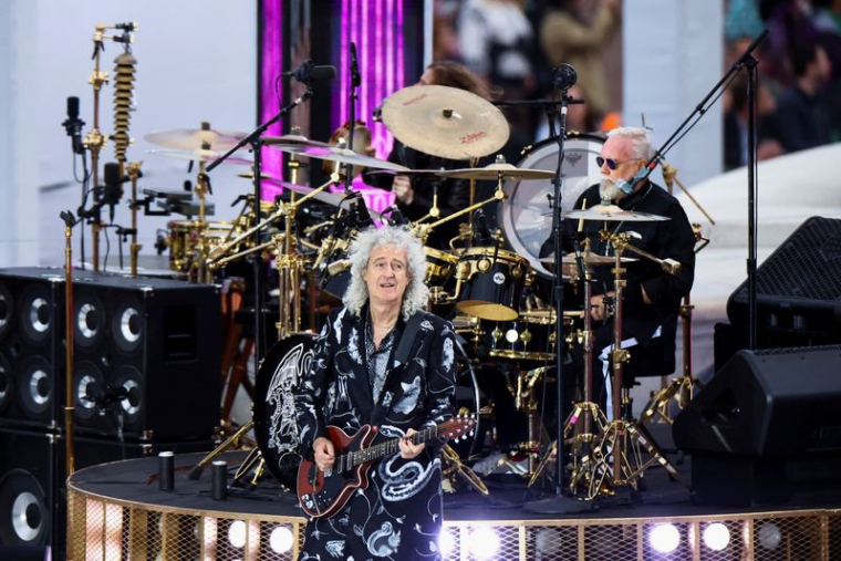 Brian May du groupe Queen joue de la guitare