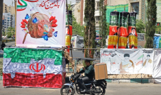 Un automobiliste passe devant une banderole représentant le guide suprême iranien tué, l'ayatollah Ali Khamenei, ainsi qu'un drapeau iranien, à Téhéran le 29 avril 2026 ( AFP / ATTA KENARE )