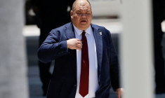 Steven Cheung marche à l'extérieur du tribunal fédéral Wilkie D. Ferguson Jr. à Miami, en Floride