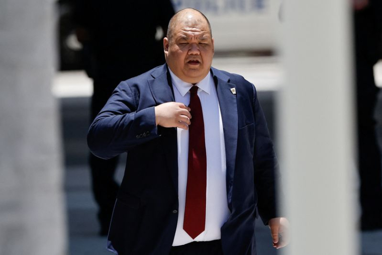 Steven Cheung marche à l'extérieur du tribunal fédéral Wilkie D. Ferguson Jr. à Miami, en Floride