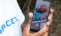Un proche montre une photo de l'alpiniste Dawa Sherpa hospitalisé en soins intensifs à Katmandou, le 5 juin 2026 ( AFP / PRABIN RANABHAT )