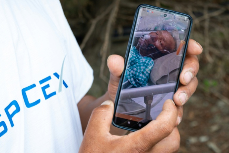 Un proche montre une photo de l'alpiniste Dawa Sherpa hospitalisé en soins intensifs à Katmandou, le 5 juin 2026 ( AFP / PRABIN RANABHAT )
