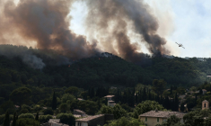 Incendie dans le Var, au-dessus de Cotignac, le 23 juillet 2026 ( AFP / Thibaud MORITZ )