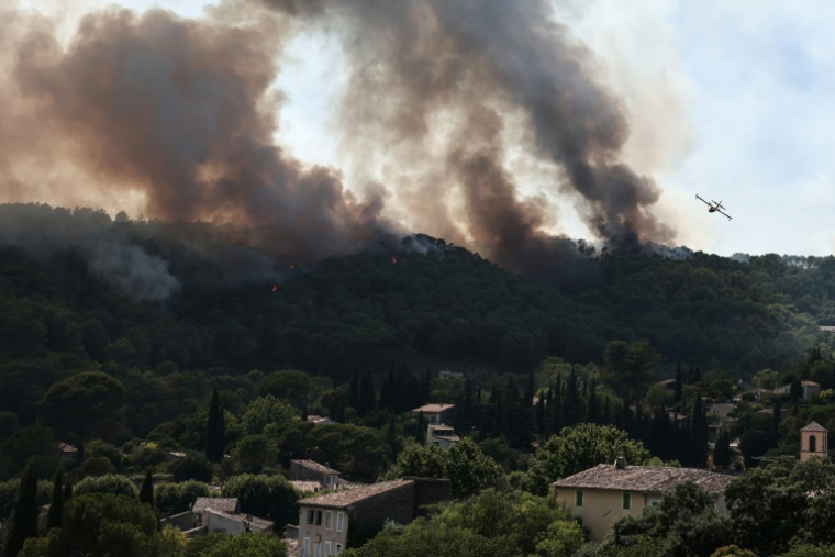 Incendie dans le Var, au-dessus de Cotignac, le 23 juillet 2026 ( AFP / Thibaud MORITZ )