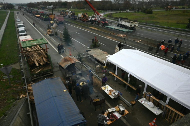 Barrage des agriculteurs sur l'autoroute A64 à Carbonne, en Haute-Garonne, le 19 décembre 2025  ( AFP / Matthieu RONDEL )