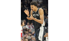 Le pivot des San Antonio Spurs Victor Wembanyam à San Antonio, Texas, États-Unis