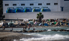 Des tentes de fortune installées par des migrants sur la plage de Benitez à Ceuta, le 13 septembre 2026 ( AFP / Antonio Sempere )