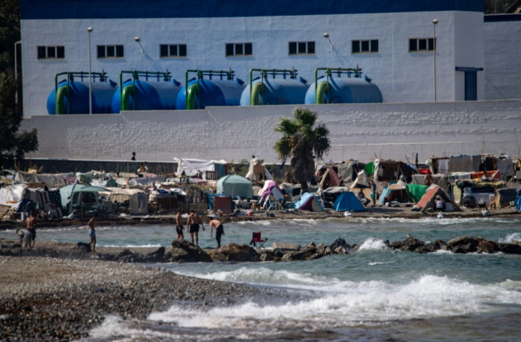 Des tentes de fortune installées par des migrants sur la plage de Benitez à Ceuta, le 13 septembre 2026 ( AFP / Antonio Sempere )