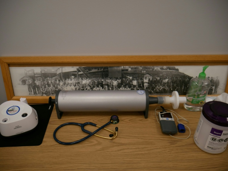 Des équipements médicaux du New River Health Center, qui aide les mineurs de charbon atteint de pneumoconiose, le 13 août 2026 à Oak Hill, en Virginie-Occidentale (Etats-Unis) ( AFP / Pierre HARDY )