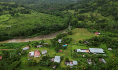 Vue aérienne du petit village de La Boca de Uracillo, une communauté isolée d'environ 200 habitants située au bord du fleuve Indio dans la province de Coclé, au Panama, le 14 mai 2025 ( AFP / MARTIN BERNETTI )