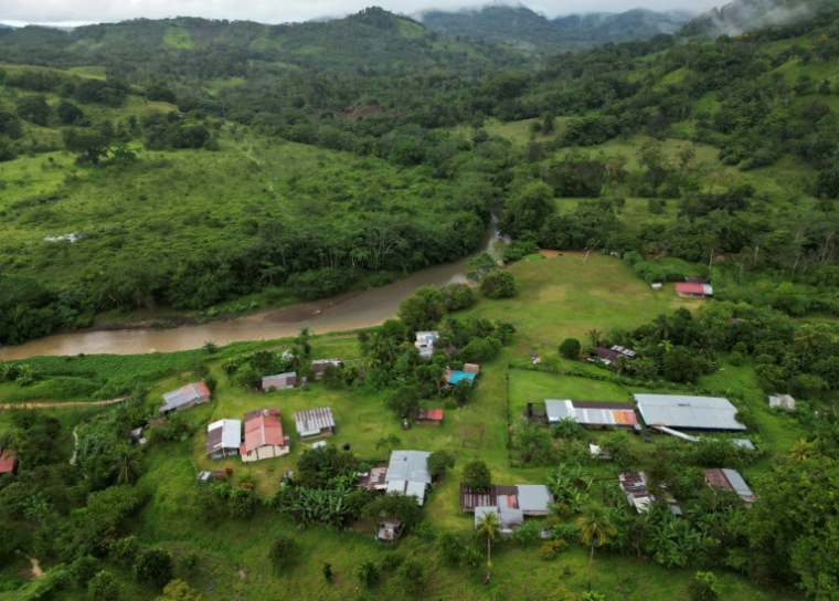 Vue aérienne du petit village de La Boca de Uracillo, une communauté isolée d'environ 200 habitants située au bord du fleuve Indio dans la province de Coclé, au Panama, le 14 mai 2025 ( AFP / MARTIN BERNETTI )