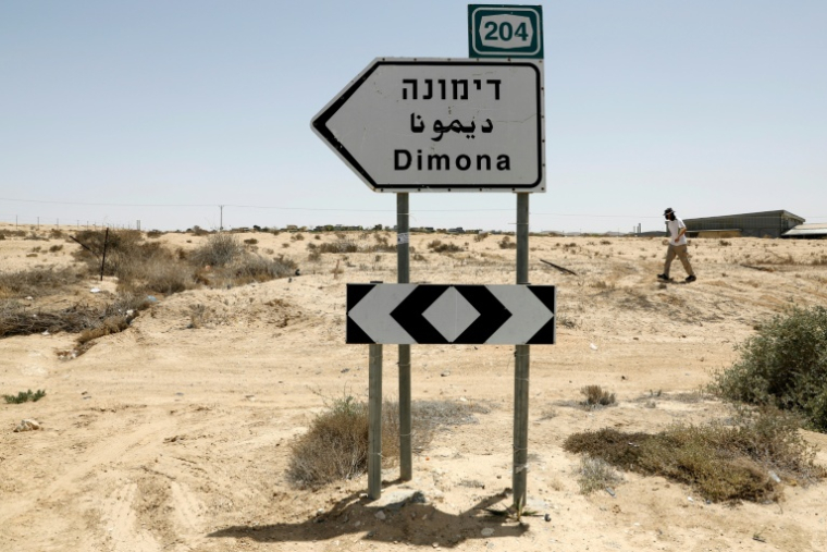 Photo prise le 22 avril 2021 montrant un panneau routier indiquant la direction de Dimona, près d'un centre de recherche nucléaire, dans le sud d’Israël ( AFP / Ahmad GHARABLI )