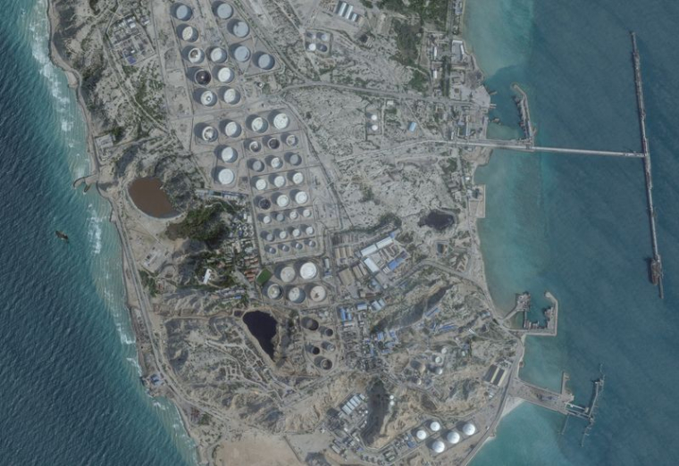 Une image satellite montre un terminal pétrolier situé sur l'île de Kharg