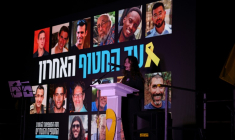 Une femme s'adresse à des Israéliens participant à une manifestation devant la résidence du Premier ministre israélien à Jérusalem, le 18 octobre 2025, appelant à la restitution de tous les corps des otages détenus à Gaza par le groupe armé palestinien Hamas ( AFP / AHMAD GHARABLI )