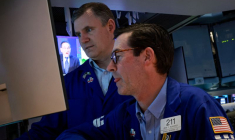 Les traders travaillent sur le parquet de la Bourse de New York (NYSE)