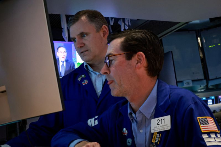 Les traders travaillent sur le parquet de la Bourse de New York (NYSE)