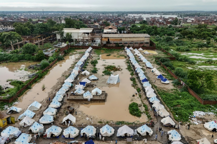 Vue aérienne d'un camp de fortune à Chung pour les déplacés des inondations du Pendjab, au Pakistan, le 31 août 2025lion people have been displaced by flooding in eastern Pakistan after days of heavy rain swelled rivers, relief officials said on August 31, as they carried out a massive rescue operation. ( AFP / Aamir QURESHI )