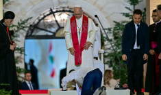 Un homme se prosterne devant le pape Léon XIV après une rencontre avec des jeunes à Bkerké, au nord de Beyrouth, le 1er décembre 2025 ( AFP / Giuseppe CACACE )