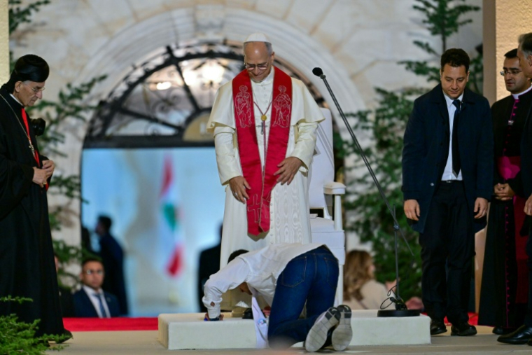 Un homme se prosterne devant le pape Léon XIV après une rencontre avec des jeunes à Bkerké, au nord de Beyrouth, le 1er décembre 2025 ( AFP / Giuseppe CACACE )
