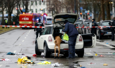 Un policier et son chien fouillent une voiture sur les lieux où un homme a foncé dans une foule dans la ville de Munich, le 13 février 2025, faisant deux morts et une quarantaine de blessés ( AFP / Michaela STACHE )