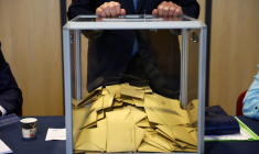 Un agent électoral se tient devant une urne lors de l'élection du Parlement européen, au Touquet-Paris-Plage
