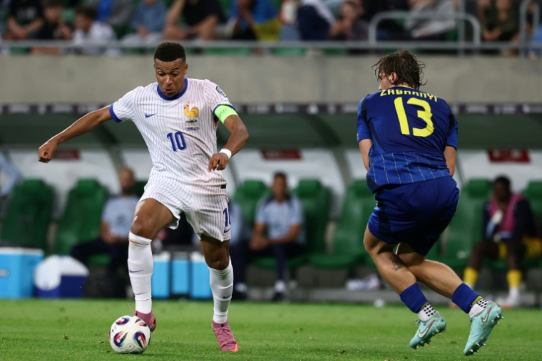 Le capitaine Kylian Mbappé marque le but du break pour les Bleus  ontre l'Ukraine à Wroclawn, le 5 septembre 2025   ( AFP / FRANCK FIFE )