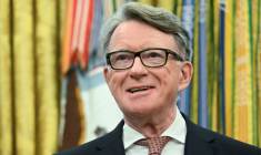 Peter Mandelson s’exprime en présence de Donald Trump et Keir Starmer le rappelle après de nouvelles révélations sur ses liens avec Jeffrey Epstein, le 8 mai 2025 ( AFP / Jim WATSON )