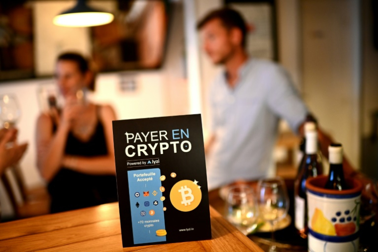 Des clients à une dégustation à la microbrasserie et bar La Fracasse, où le paiement en cryptomonnaie via l'application mobile Lyzi est disponible, à Talence, près de de Bordeaux, le 26 juin 2025 ( AFP / Christophe ARCHAMBAULT )