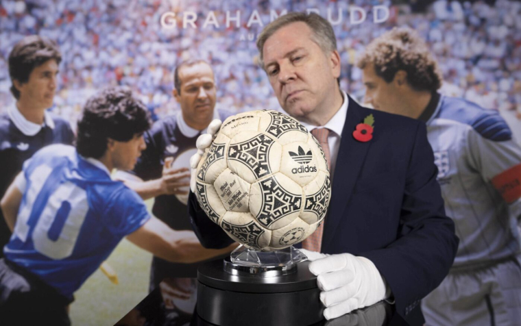Le ballon de la main de Dieu vendu 3,3 millions de dollars