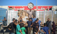 Des déplacés palestiniens se rassemblent autour d'un camion pour recevoir des vivres arrivés dans le camp de réfugiés de Nousseirat, dans le centre de la bande de Gaza, le 20 octobre 2025 ( AFP / Eyad BABA )