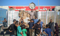 Des déplacés palestiniens se rassemblent autour d'un camion pour recevoir des vivres arrivés dans le camp de réfugiés de Nousseirat, dans le centre de la bande de Gaza, le 20 octobre 2025 ( AFP / Eyad BABA )