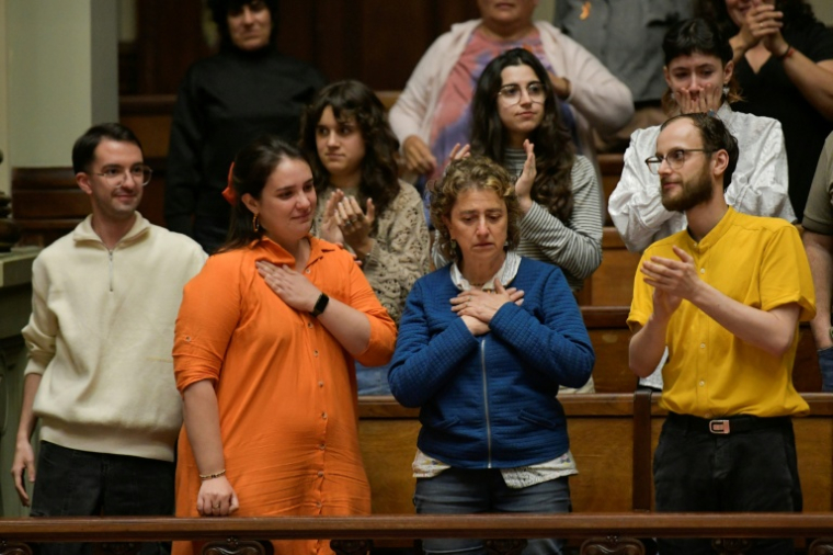 Florencia Salgueiro, militante pour l'euthanasie en Uruguay, et sa mère Rosana Rubio saluent l'approbation de la loi au Parlement de Montevideo, le 15 octobre 2025. ( AFP / Santiago Mazzarovich )